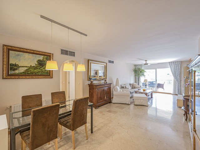 Apartamento con 2 Dormitorios  en Guadalmina Alta