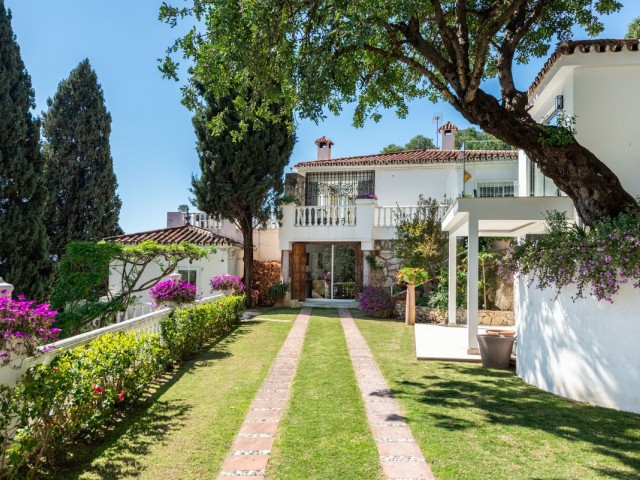 5 Bedrooms Villa in Marbella
